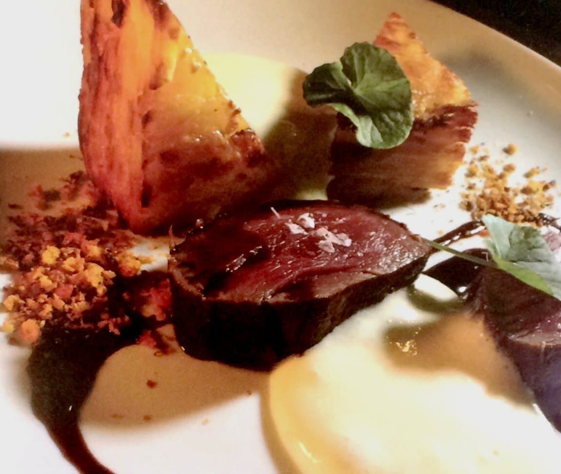 Filé curado com mil-folhas de mandioca e espuma de manteiga de garrafa